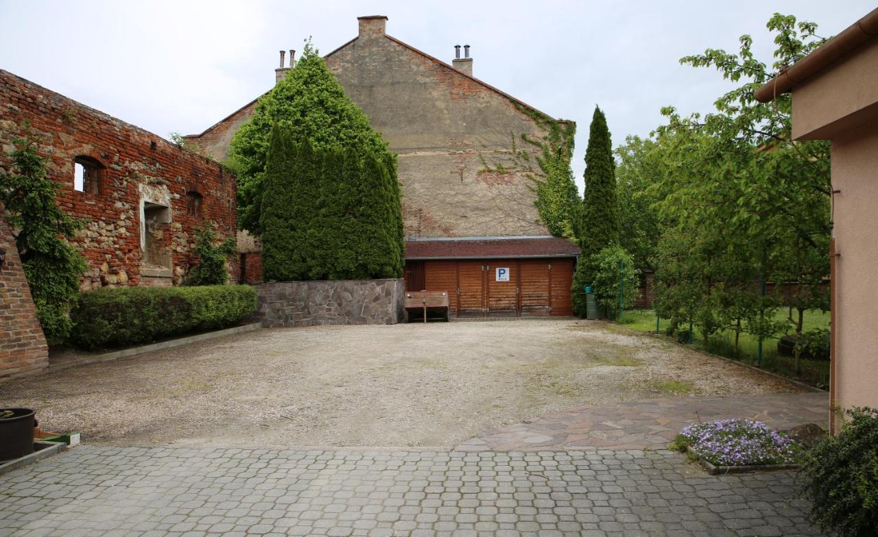 Penzion U Vlku Valtice Exteriör bild