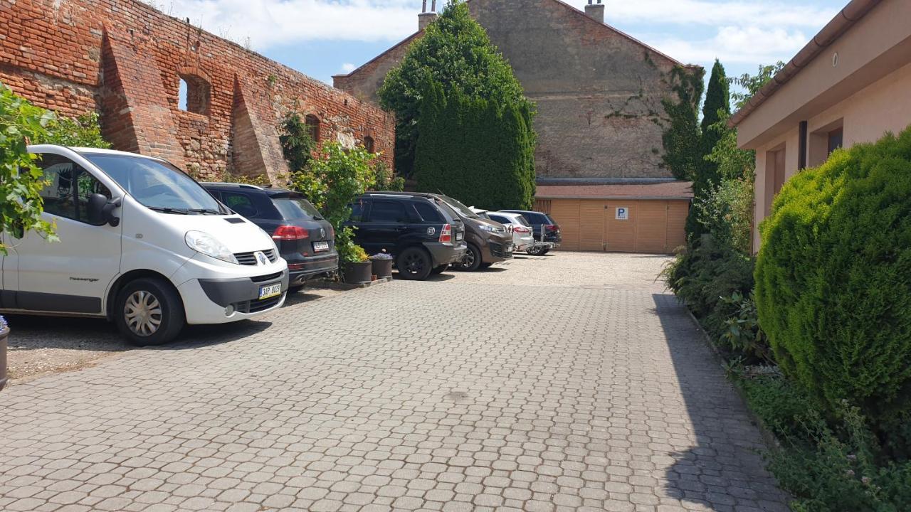Penzion U Vlku Valtice Exteriör bild