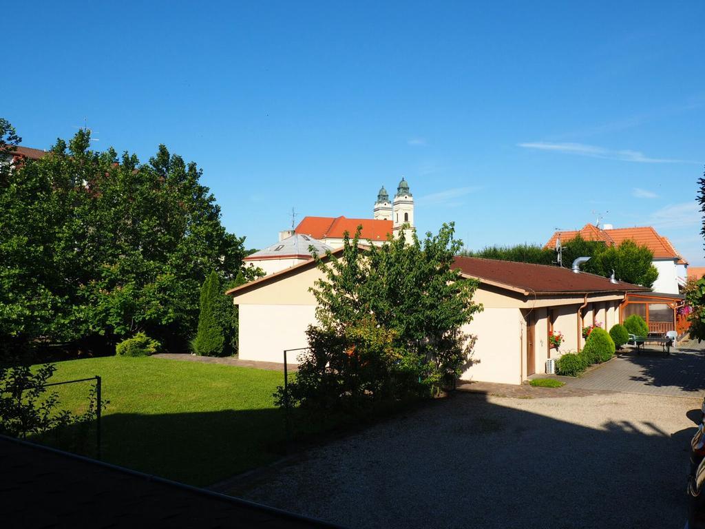 Penzion U Vlku Valtice Exteriör bild