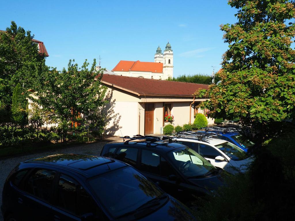 Penzion U Vlku Valtice Exteriör bild