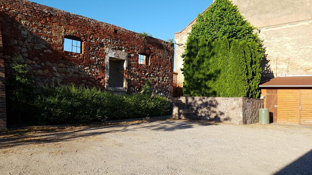 Penzion U Vlku Valtice Exteriör bild